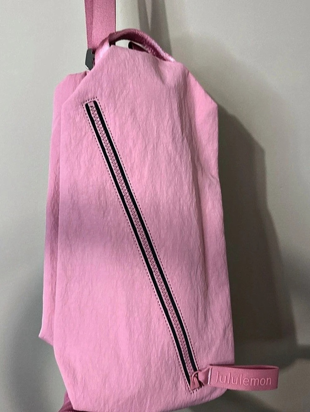 lululemon fast track bag 2.0L in pink
